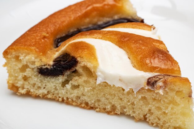 Pan di Spagna con crema al cioccolato da vicino