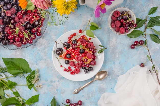 Pan di Spagna con frutti di bosco estivi, piatto lay