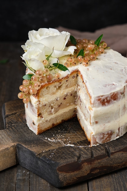 Pan di spagna fatto in casa con crema di formaggio e ripieno di ribes bianco