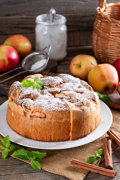 Pan di Spagna fresco. Biscotto in chiffon con mele su tavola di legno