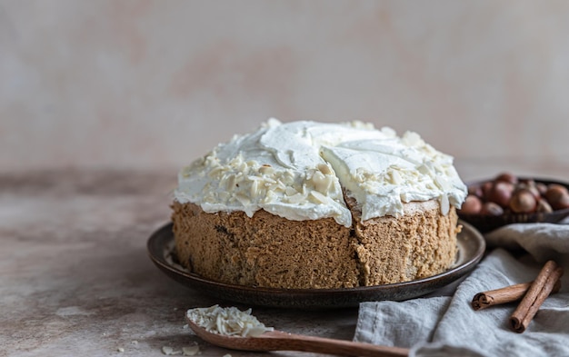 Pan di spagna o biscotto fatto in casa con noci e spezie con crema di burro o glassa di crema di formaggio.