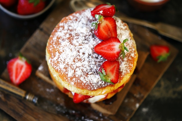 Pan di Spagna Victoria con fragole fresche.