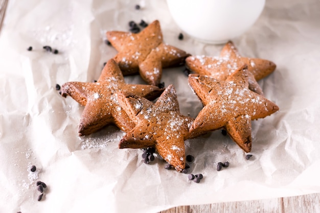 Pan di zenzero a forma di stella. Biscotti per Babbo Natale. Colazione in stile rustico.