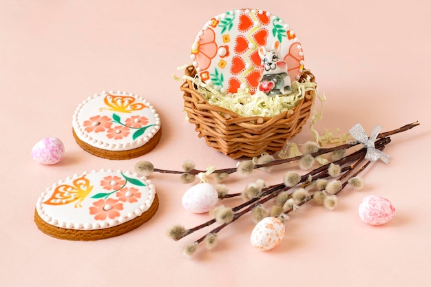 Pan di zenzero a forma di uovo di Pasqua dipinto colorato nel cestino e sul tavolo