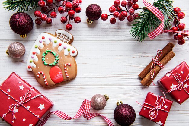 Pan di zenzero di Natale con le decorazioni di Natale sulla tavola di legno bianca. Sfondo vacanze di Natale