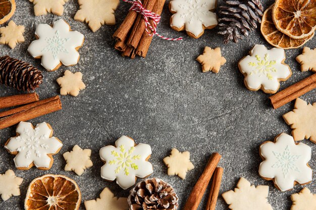 Pan di zenzero di Natale Deliziosi biscotti di pan di zenzero coni di arance essiccate e bastoncini di cannella su sfondo grigio cemento