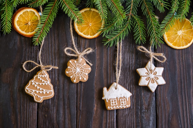 Pan di zenzero di Natale di diversi tipi su un tavolo di legno bianco e nero