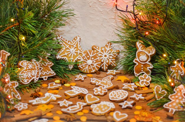 Pan di zenzero di Natale, spezie e decorazioni con rami di abete