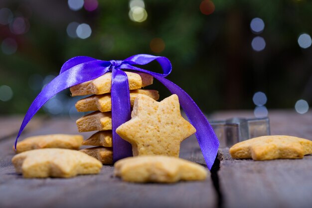 Pan di zenzero di Natale sullo sfondo di legno