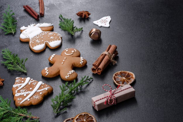 Pan di zenzero festivo di Natale fatto a casa su un tavolo scuro