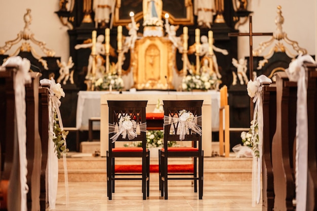 Panca di legno Chiesa Vista interna di una chiesa moderna con banchi vuoti Altare organo gesù Matrimonio