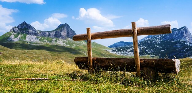 Panca di legno panoramica nelle montagne del montenegro nel parco nazionale del durmitor incredibile natura balcanica settentrionale