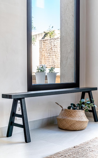 Panca nera davanti a una finestra di una casa moderna con decorazioni innovative