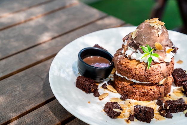 pancake al cioccolato con gelato al cioccolato e brownies