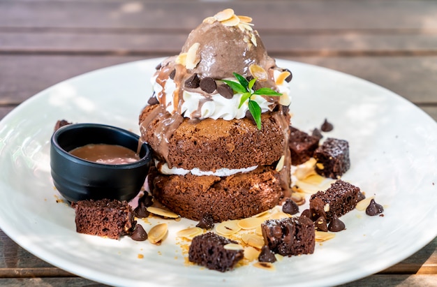 Pancake al cioccolato con gelato al cioccolato e brownies