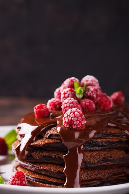 Pancake al cioccolato con glassa al cioccolato