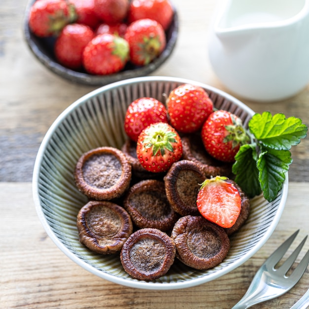 Pancake al cioccolato in una ciotola con fragole