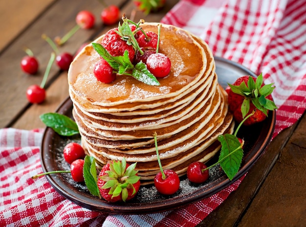 Pancake con bacche e sciroppo in stile rustico