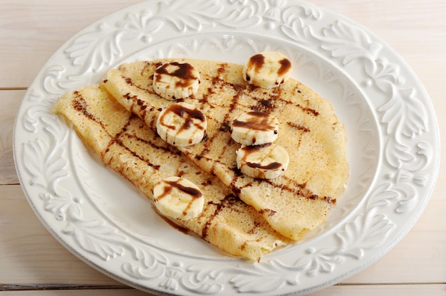 Pancake con banana e cioccolato su un piatto