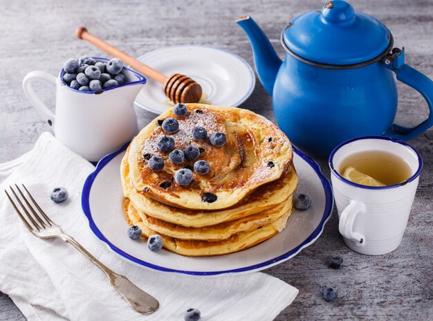 Pancake con banana, mirtilli e miele.