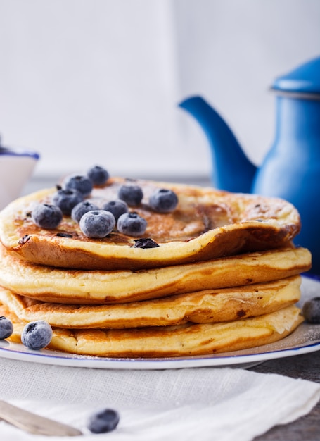 Pancake con banana, mirtilli e miele