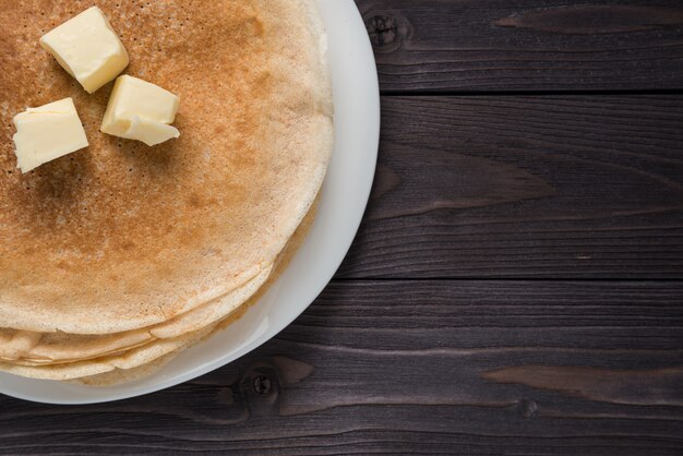 Pancake con burro su un di legno