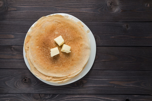 Pancake con burro su un fondo di legno