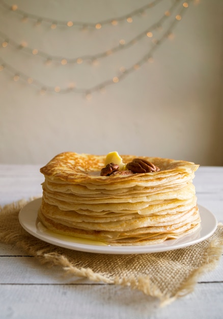 Pancake con burro su un fondo di legno.