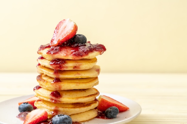 pancake con fragole e mirtilli