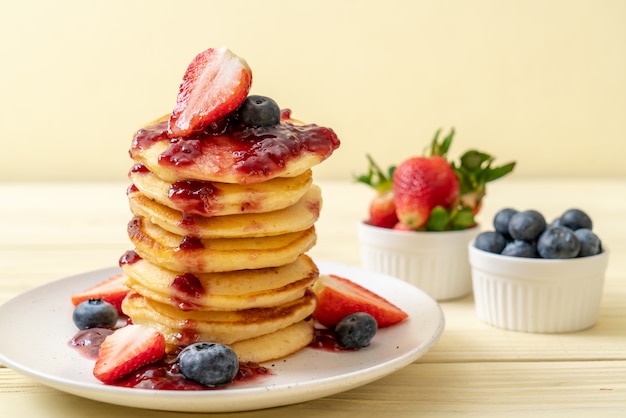 pancake con fragole e mirtilli