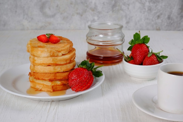 pancake con fragole e sciroppo