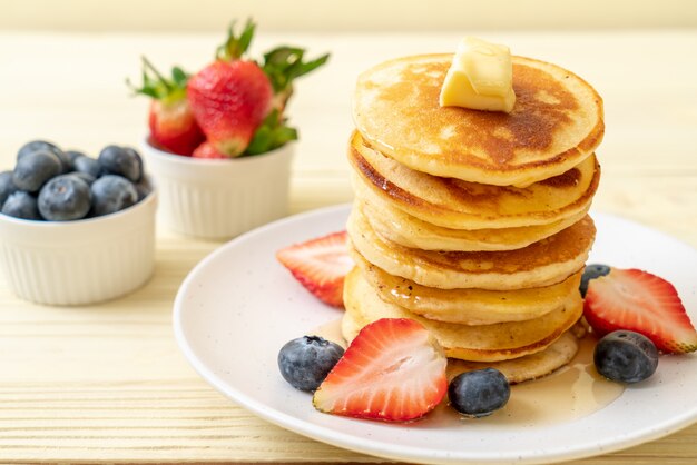 pancake con fragole, mirtilli e miele