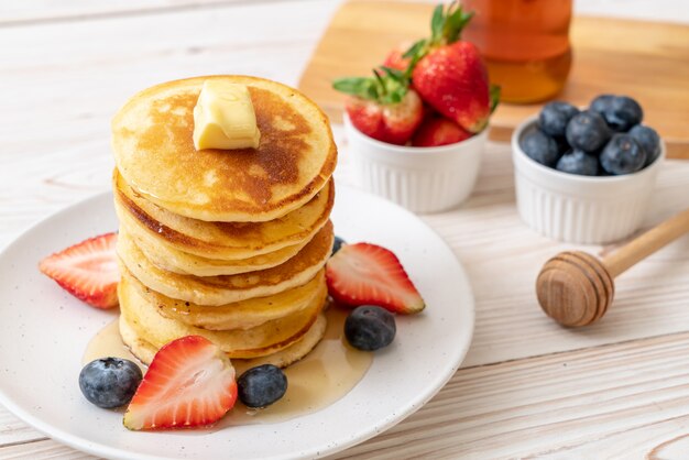 pancake con fragole, mirtilli e miele