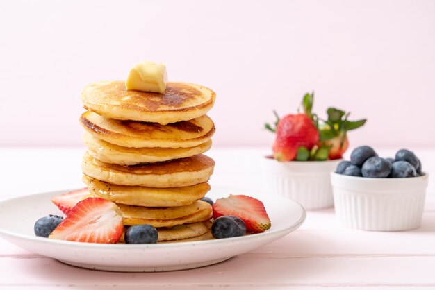 pancake con fragole, mirtilli e miele