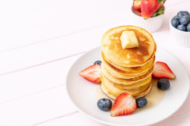 pancake con fragole, mirtilli e miele