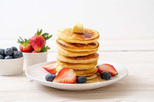 pancake con fragole, mirtilli e miele