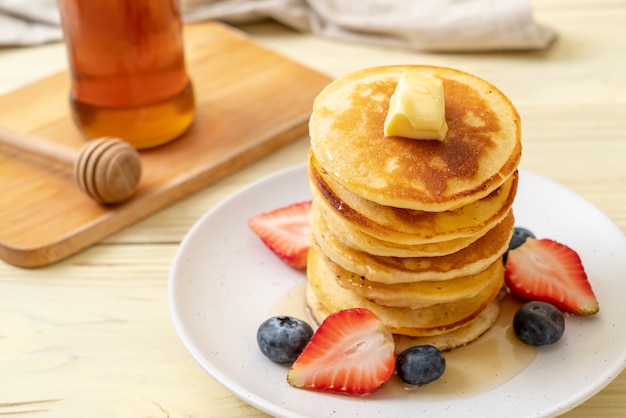 pancake con fragole, mirtilli e miele