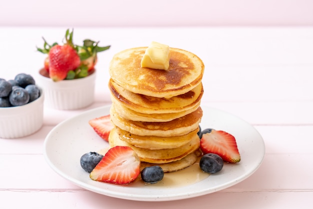 pancake con fragole, mirtilli e miele