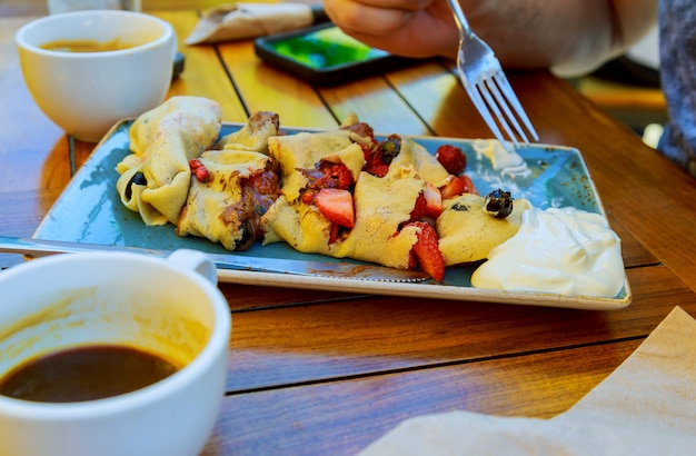 Pancake con frutta e panna