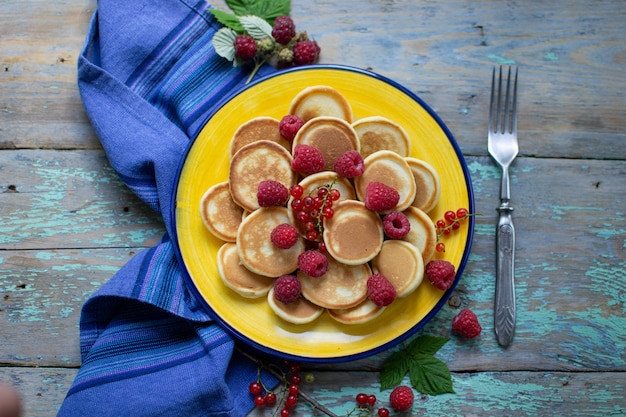 pancake con frutta su un piatto