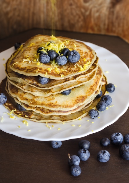 Pancake con il mirtillo sul piatto bianco.