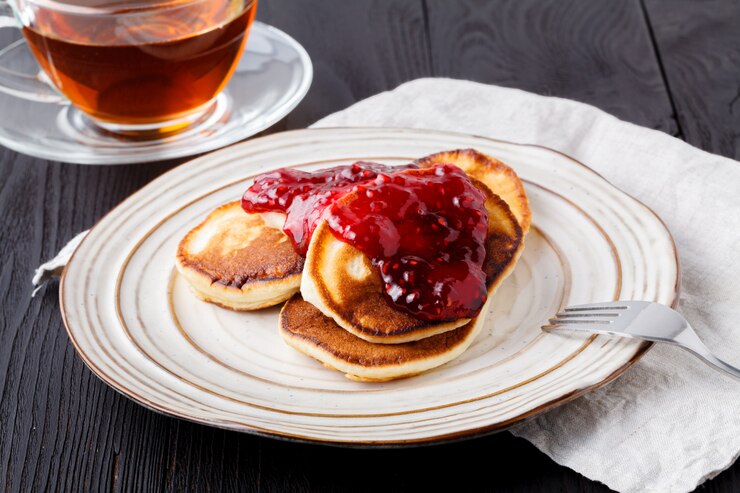 Pancake con l'inceppamento della bacca sul fondo del tavolo da cucina