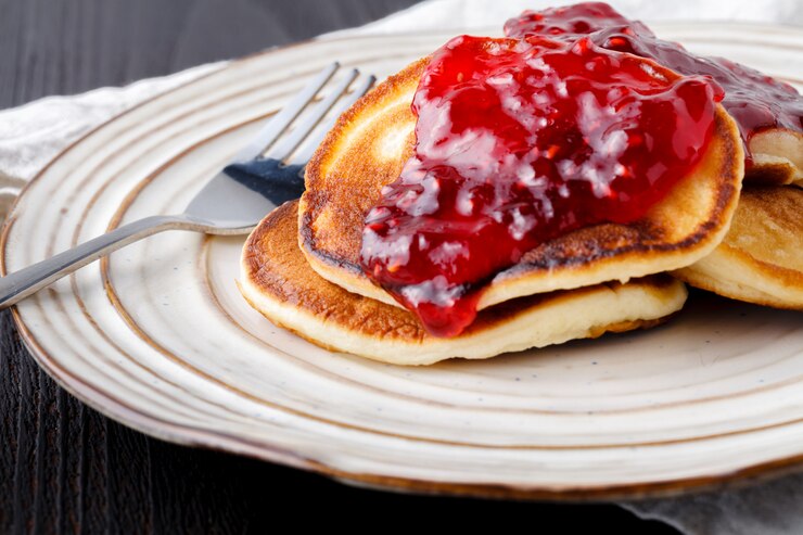 Pancake con l'inceppamento della bacca sul fondo del tavolo da cucina