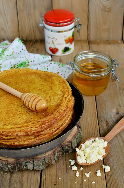 Pancake con la ricotta su una tavola di legno