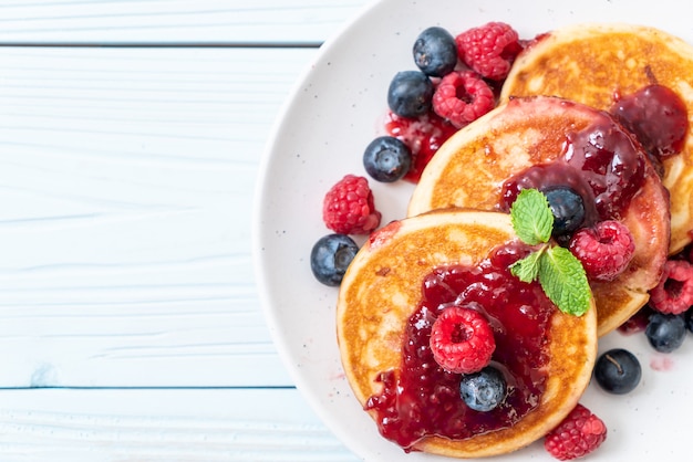 pancake con lamponi e mirtilli freschi