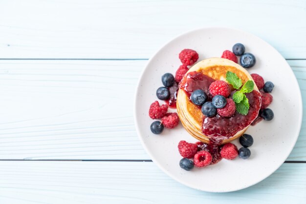 pancake con lamponi freschi e mirtilli