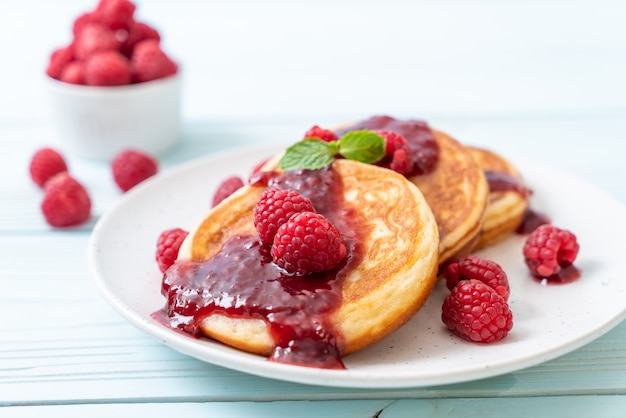 pancake con lamponi freschi e salsa di lamponi