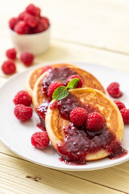 pancake con lamponi freschi e salsa di lamponi