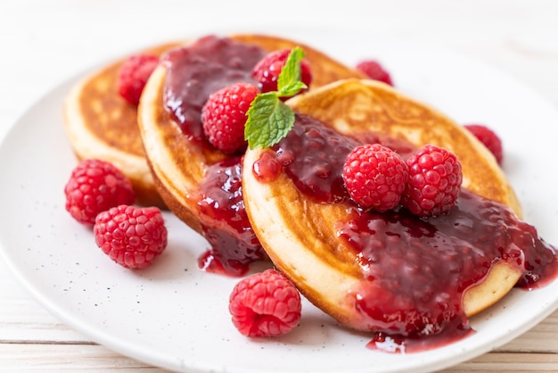 pancake con lamponi freschi e salsa di lamponi