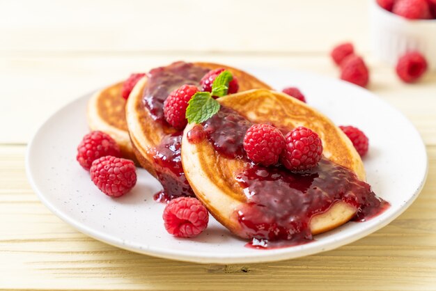 pancake con lamponi freschi e salsa di lamponi